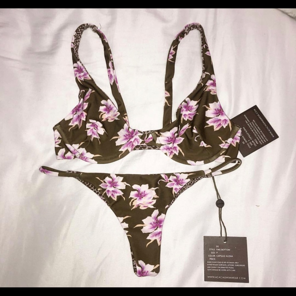 Bnwt Aloha capsule